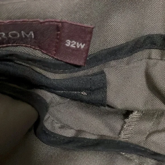 2 Pair Identical Nordstrom 9” Cotton Shorts Pleats
Smartcare 32W, 1 Tan, 1 Brown - Picture 3 of 10